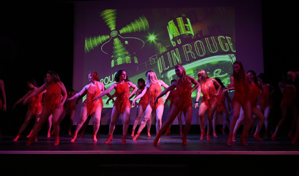 Pourquoi les danseuses choisissent-elles les heels pour la scène ?