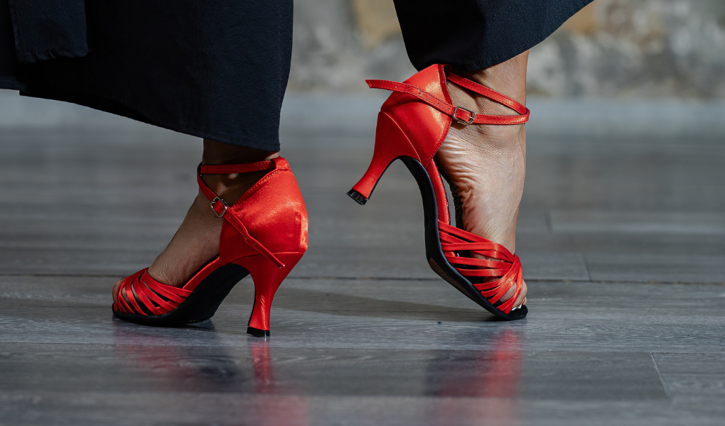 Talons évasés : pourquoi sont-ils plus stables pour danser ?